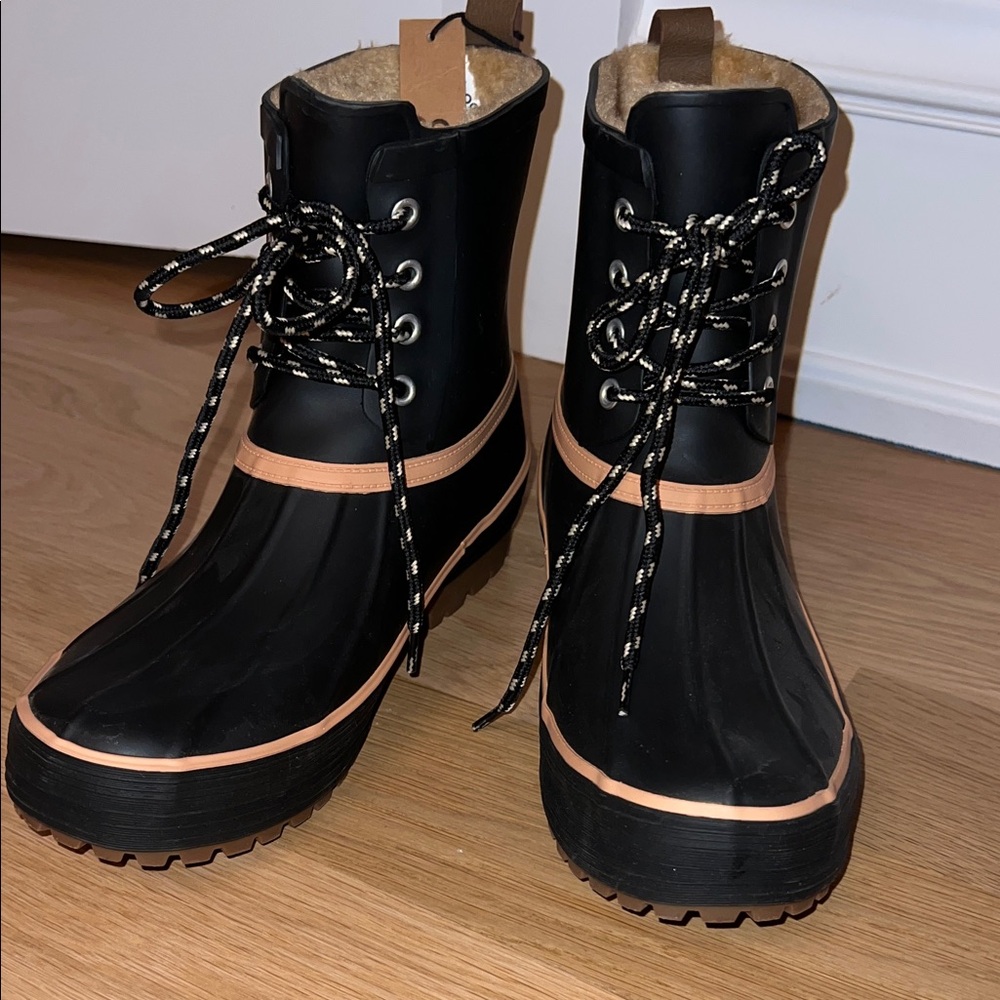 Chooka Black and Tan Lace-Up Winter Boots